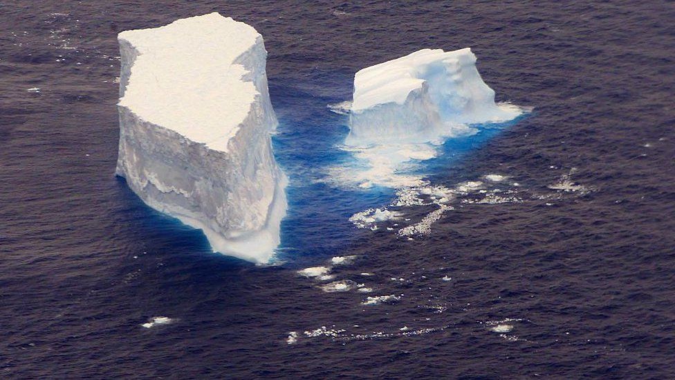 Айсберг, плавающий в океане