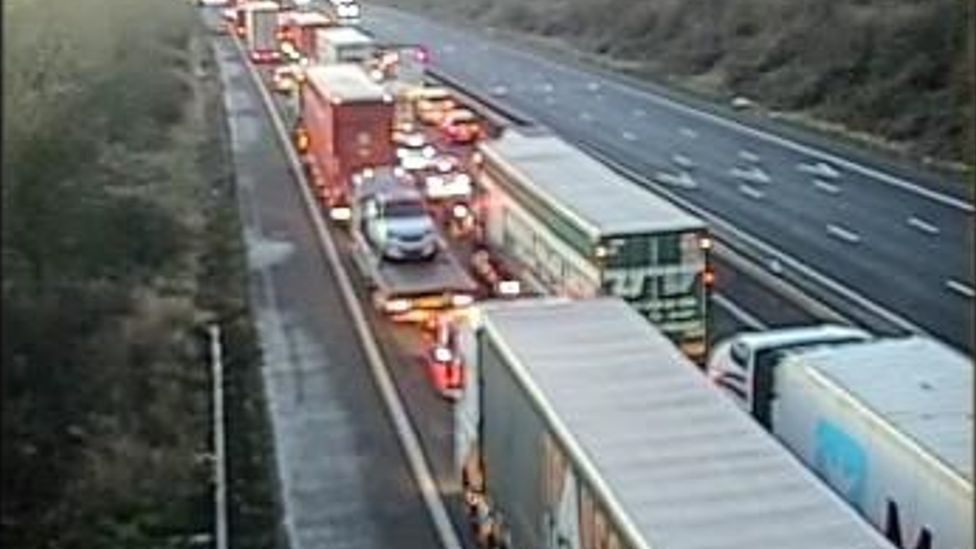 M6 carriageway in Warwickshire closed after lorry crash BBC News