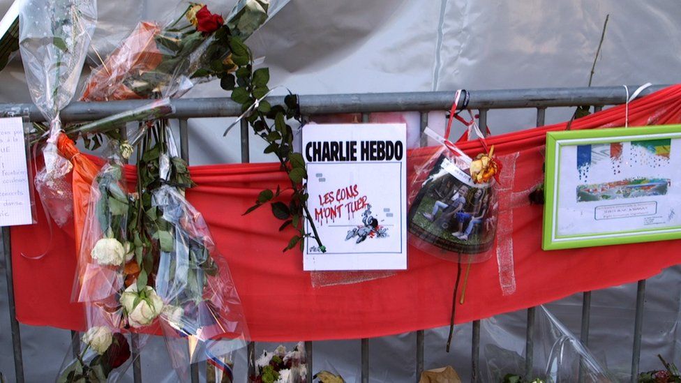 https://ichef.bbci.co.uk/news/976/cpsprodpb/1779A/production/_87245169_jesuischarlie1.jpg