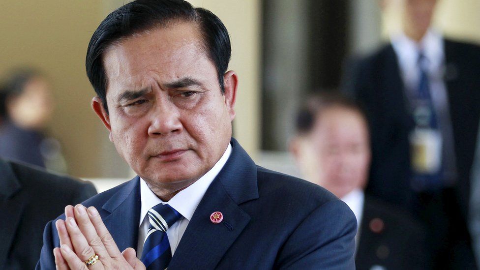 Премьер-министр Таиланда Прают Чан-оча жестикулирует, сложив руки вместе