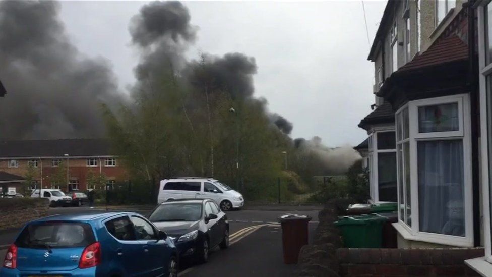 Two arrests over arson at Nottingham disused warehouse - BBC News