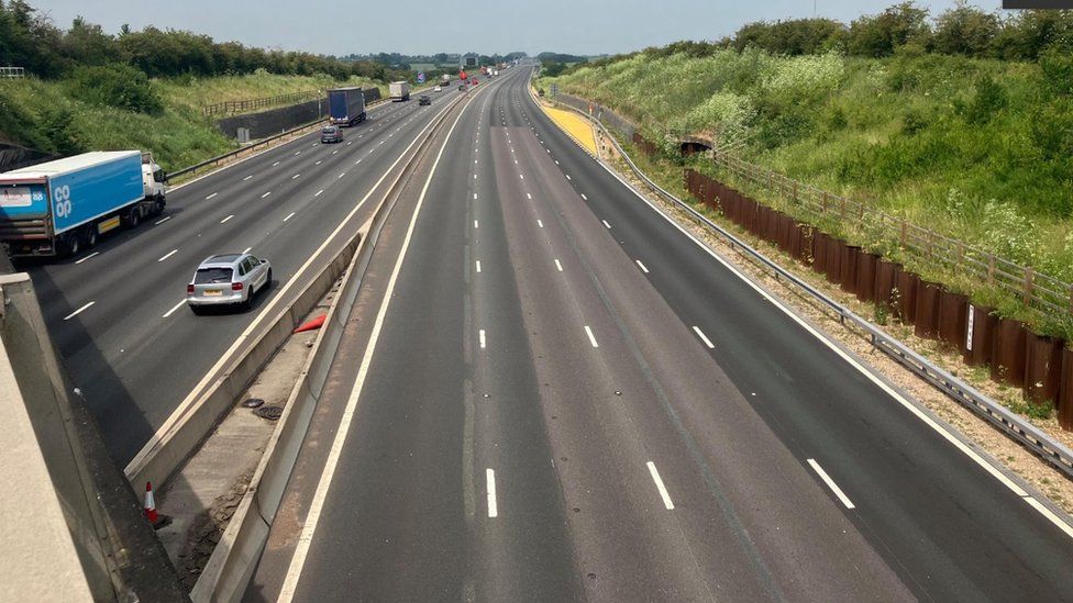 Stretch of M1 southbound, taken on a bridge between Gayhurst and Tathall End