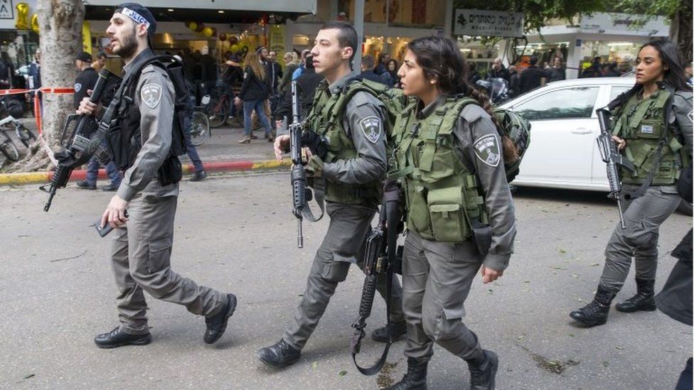 Members of the Israeli security forces search the area following an attack by an unidentified gunman in Tel Aviv (1 January 2016)