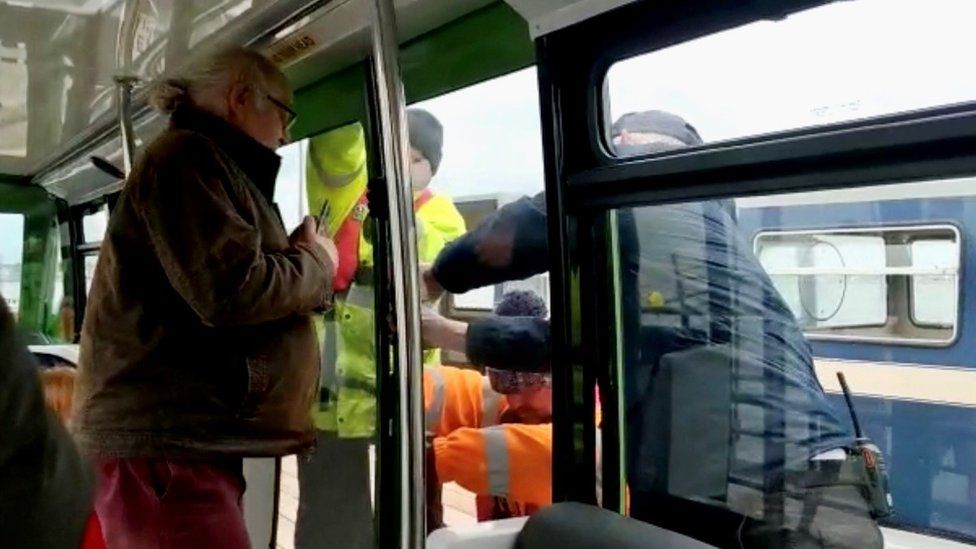 Southend Pier train door failure leaves passengers trapped - BBC News