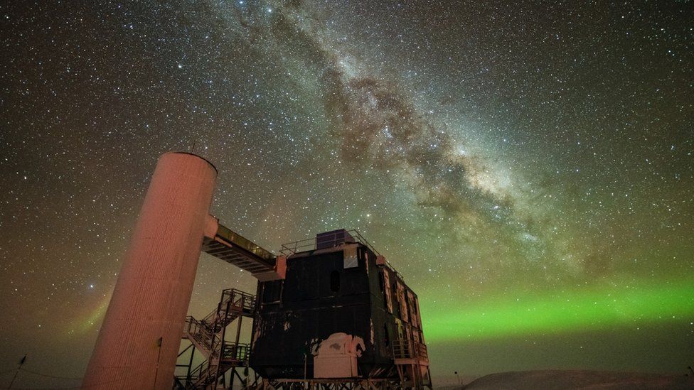 L'osservatorio IceCube - un rivelatore congelato nel ghiaccio al Polo Sud