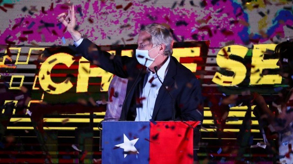 Кандидат в президенты Чили Хосе Антонио Каст жестикулирует во время выступления после частичных результатов первого тура голосования во время президентских выборов в Сантьяго, Чили, 21 ноября 2021 года.