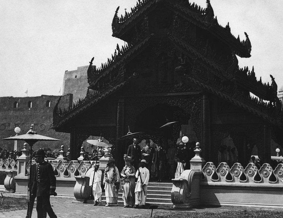 Black and white image of Queen Marie of Romania and Queen Mary of Great Britain visiting the Burmese pavilion