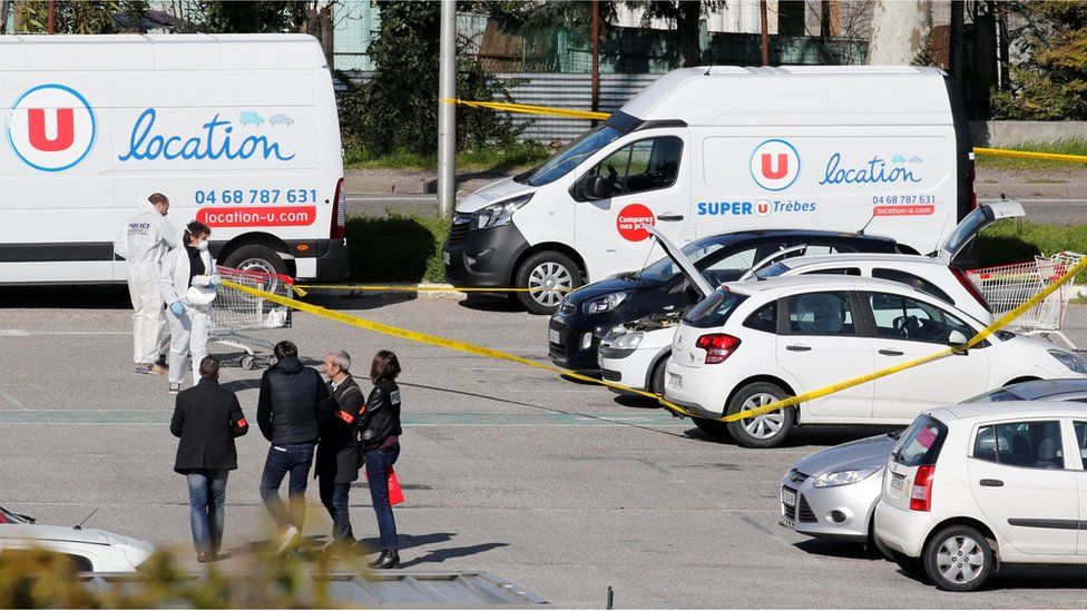 Police officers and investigators at the Super-U supermarket after a hostage situation in Trèbes, France, 23 March 2018