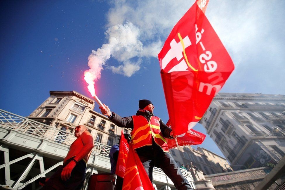 Работники французского профсоюза CGT принимают участие в демонстрации против планов государственной пенсионной реформы в Марселе, 10 декабря 2019 г.