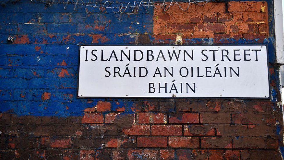 Islndbawn street dual-language street sign
