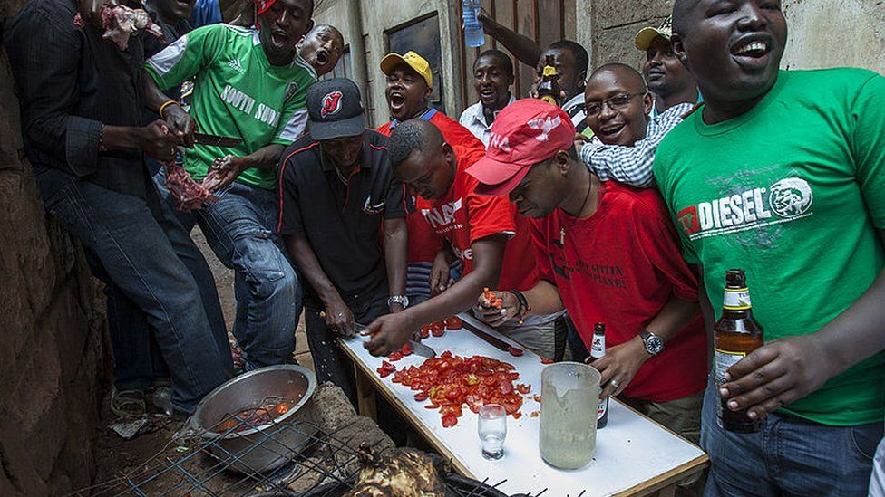 Жители Найроби готовят мясной шашлык