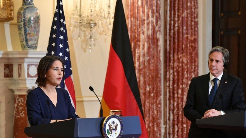 O secretario de Estado de Estados Unidos, Antony Blinken, e a ministra de Asuntos Exteriores alemá Annalena Baerbock falan con membros dos medios de comunicación no Departamento de Estado en Washington, Estados Unidos, o 5 de xaneiro de 2022.