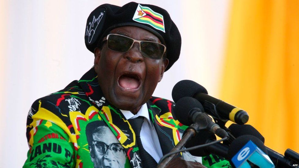 Robert Mugabe s'exprimant sur un podium