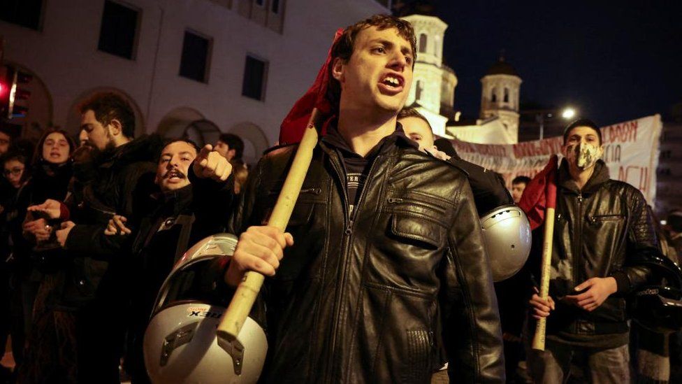 Протестующие выкрикивают лозунги во время демонстрации после того, как полиция застрелила 16-летнего рома в Салониках, Греция, 5 декабря 2022 г.