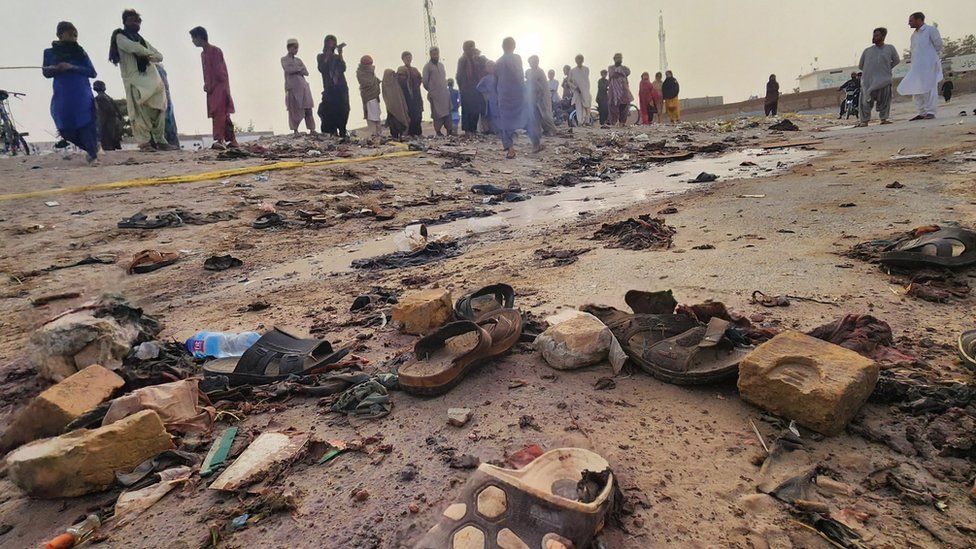 Местные жители собираются на месте взрыва террориста-смертника в Мастунге, Белуджистан, Пакистан. Фото: 29 сентября 2023 г.