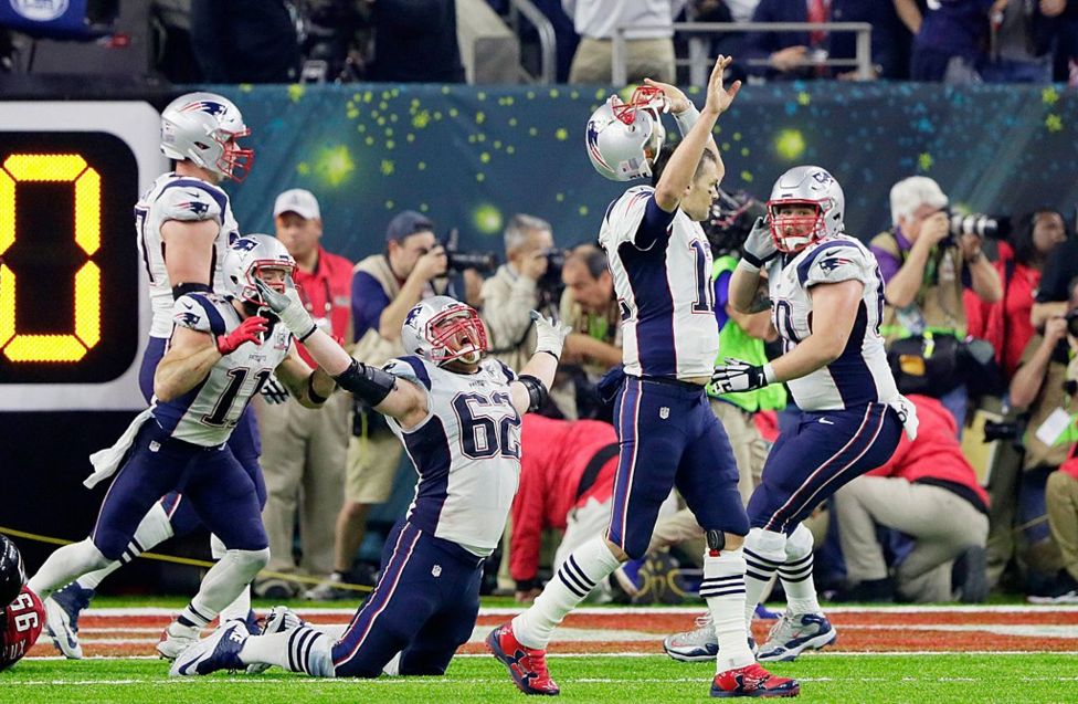 Los jugadores de los Patriots celebran al final del partido