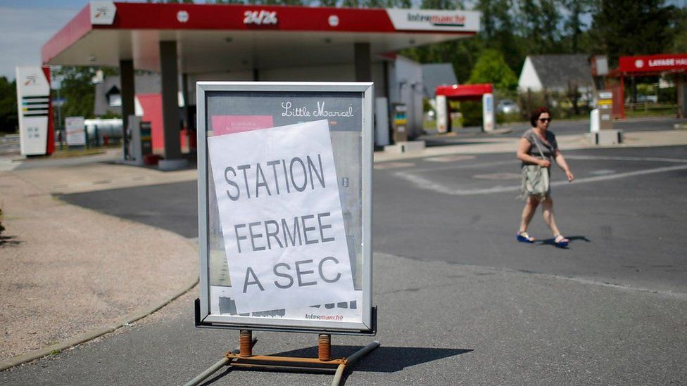 A sign reads "Station closed, dried up" at a petrol station in Savenay, France, 25 May 2016