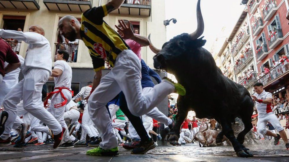 Бегунов преследуют быки ранчо Хосе Эсколара во время второго забега быков Sanfermines 2023 в Памплоне, северная Испания, 8 июля 2023 г.