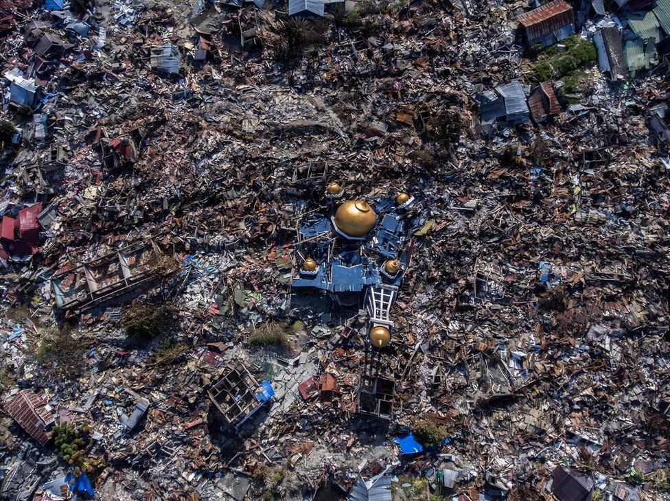 Vista aérea de una mezquita destruida entre escombros