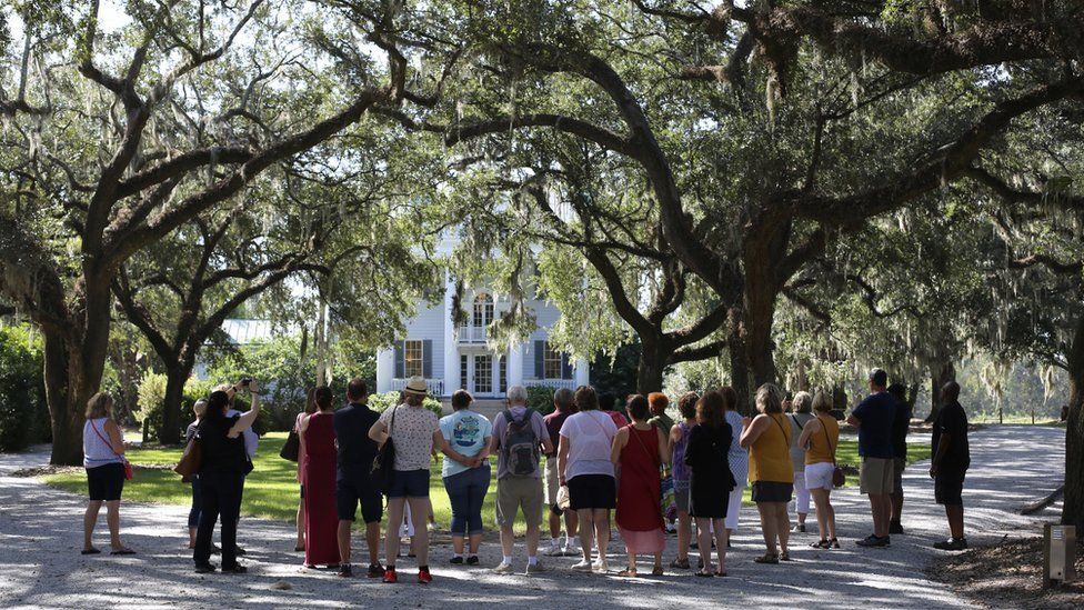 Turistas en un tour a pie en una plantación en Estados Unidos