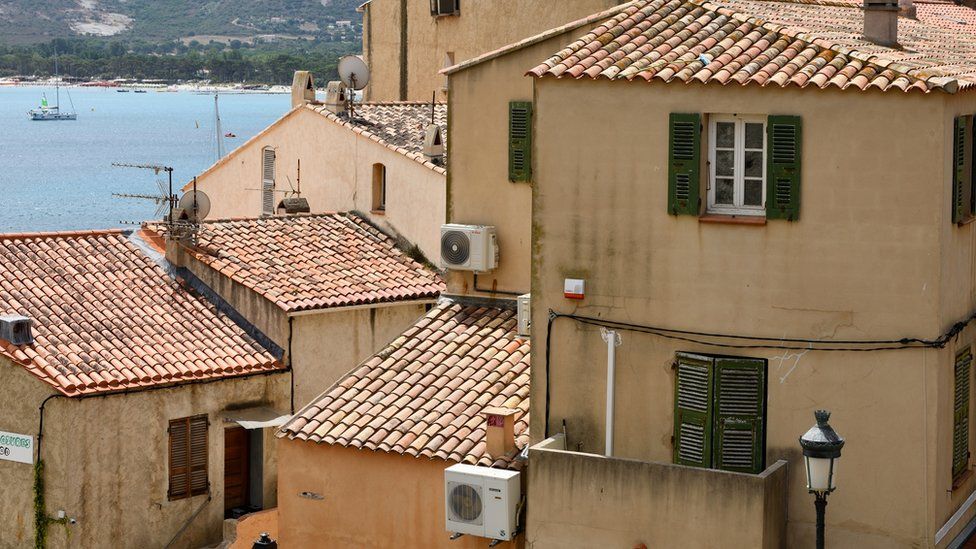 Vista de la ciudad de Calvi, casco antiguo y bahía, Haute-Corse el 02 de agosto de 2020 en Córcega, Francia.