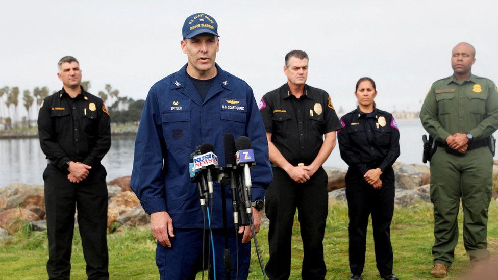 Капитан Джеймс Спитлер , из Береговой охраны США, говорит с представителями СМИ после того, как две рыбацкие лодки перевернулись у побережья Сан-Диего