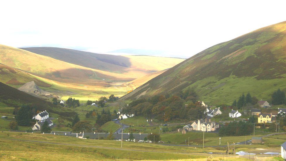 Wanlockhead: Price agreed for highest village buyout bid - BBC News