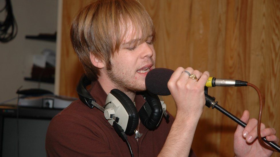 James Skelly performing with The Coral for BBC Radio 1 in 2005