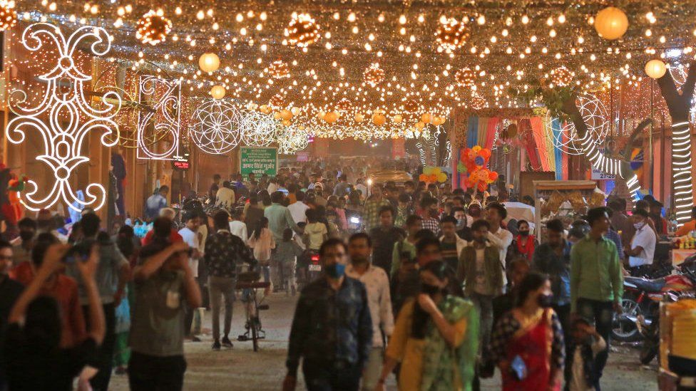 Освещенный городской рынок, обнесенный стеной, по случаю фестиваля Дивали в Джайпуре, Раджастхан, Индия, в среду вечером, 03 ноября 2021 г.