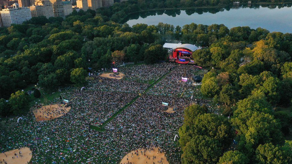 Тысячи людей заполнили Большую лужайку в Центральном парке для мероприятия Global Citizen Live в Нью-Йорке, США, 25 сентября 2021 года