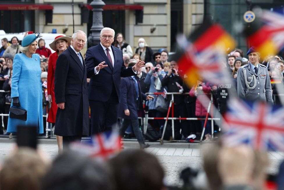 Президент Германии Франк-Вальтер Штайнмайер со своей женой Эльке Бюденбендер (2 слева) приветствуют британского короля Карла III и Камиллу, королеву-консорт (слева) в Берлине, Германия, 29 марта 2023 г.
