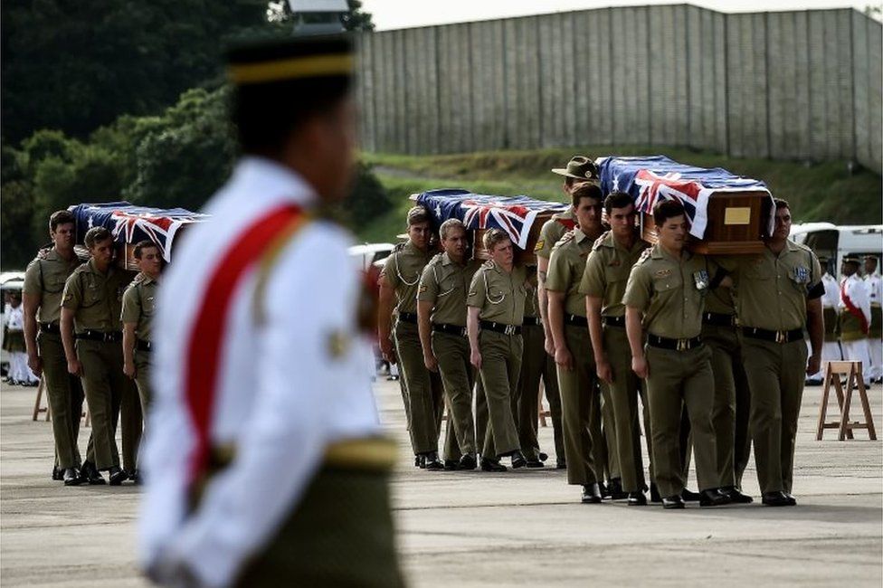 Australian military personnel carry coffins at the Royal Malaysian Airforce base in Subang (31 May 2016)