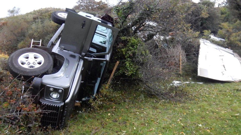 'Lucky escape' for family as Land Rover overturns - BBC News