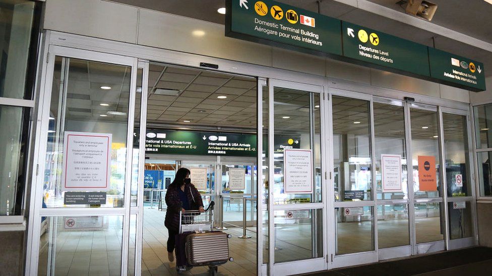Пассажиры уезжают после прохождения теста на Covid-19 в международном аэропорту Ванкувера в Ванкувере, Британская Колумбия, Канада, в феврале 2021 года
