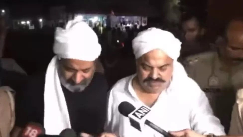 Atiq Ahmed (right) and his brother Ashraf taking questions from journalists moments before their death