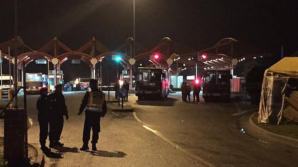 Last buses to cross Hungarian border from Croatian at Beremend (Picture: Nick Thorpe)