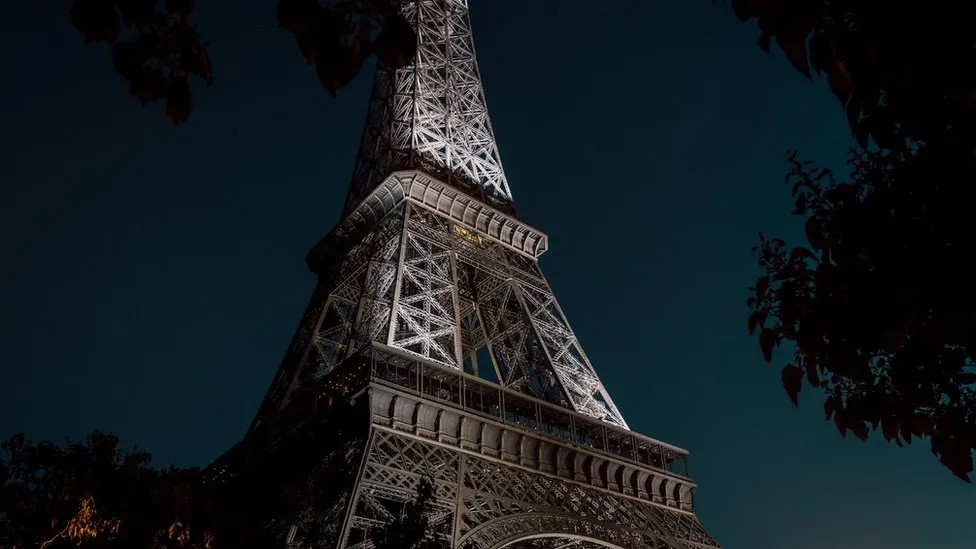 US tourists stay in Eiffel Tower overnight while drunk - prosecutors