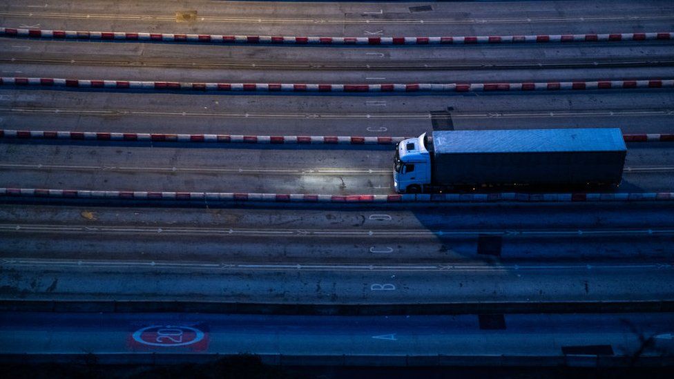 Водитель грузовика прибывает в Дувр рано утром 1 января 2021 года