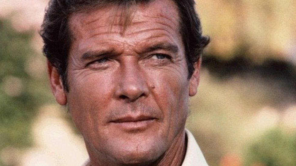 roger moore age at death