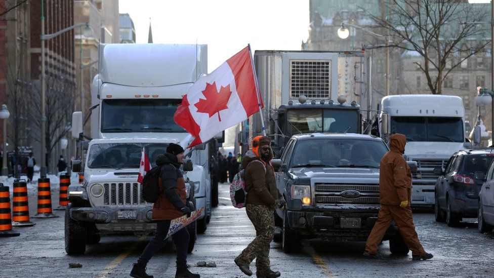 Сторонники «Конвоя свободы» протестуют против мандатов и ограничений на вакцинацию против Covid-19 перед парламентом Канады