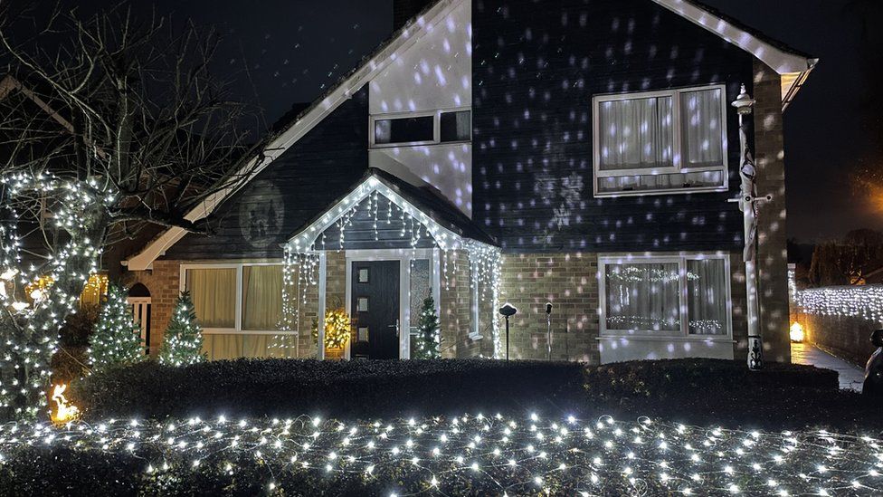 Christmas Lane and Noel Road, Lowestoft, light up for charity BBC News