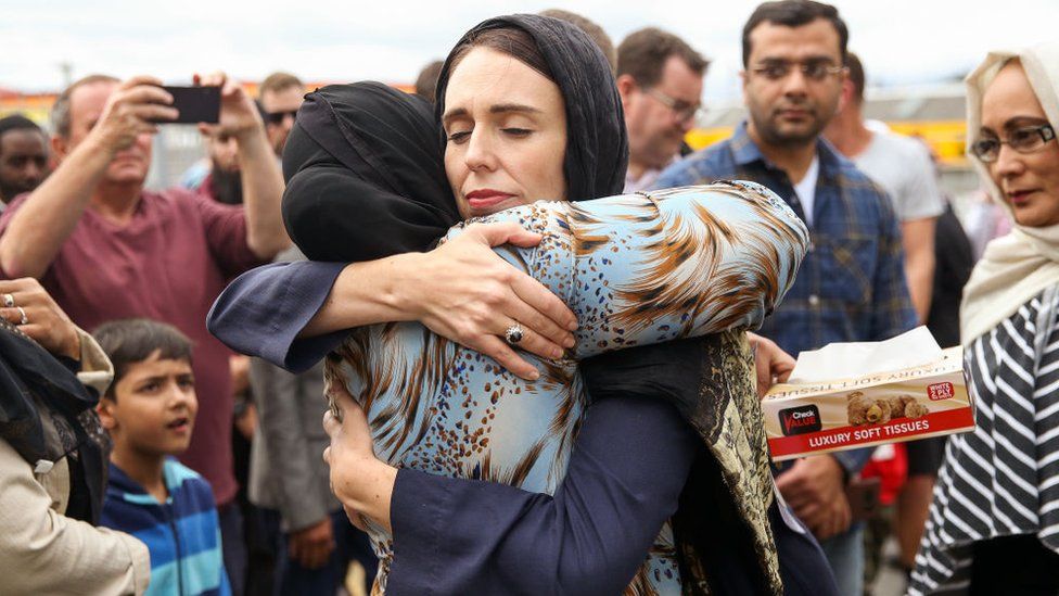 Джасинда Ардерн обнимает женщину после смертельных нападений на две мечети в Крайстчерче в 2019 году