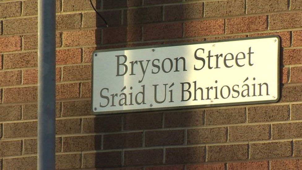 Belfast City Council gives green light to bilingual street signs BBC News