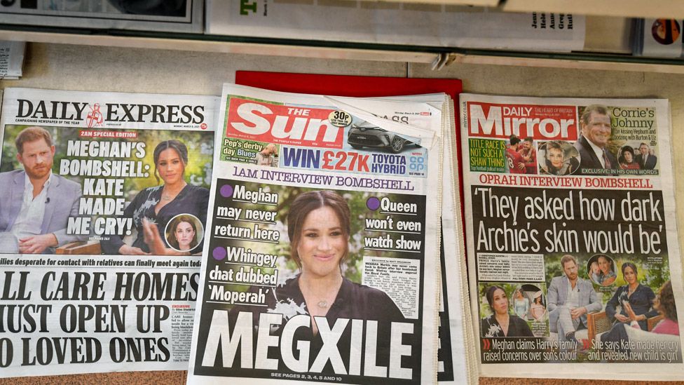Британские газеты на стенде после телеинтервью принца Гарри и Меган Маркл в США