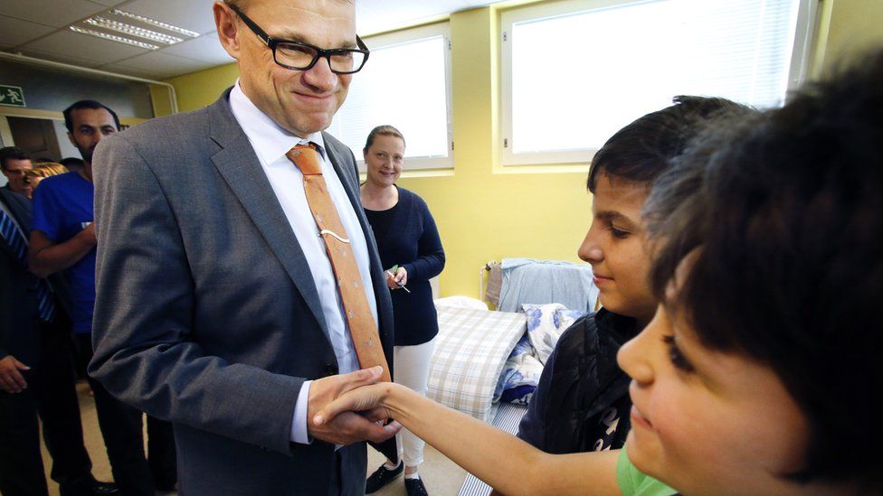 Finland's Prime Minister Juha Sipila (L) visits a reception centre for asylum seekers in Oulu (Sept 2015)