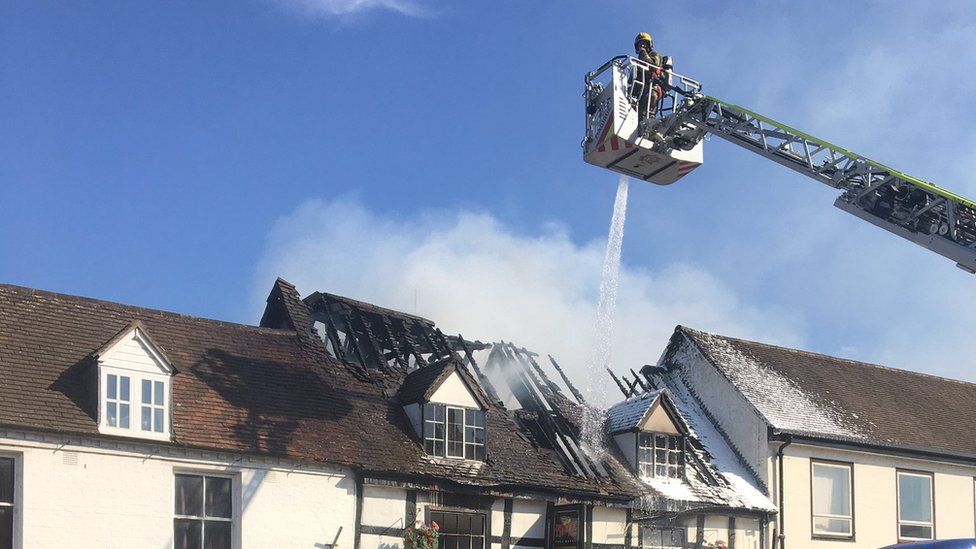 Alcester 'Ferocious' fire rips through Grade II listed pub BBC News