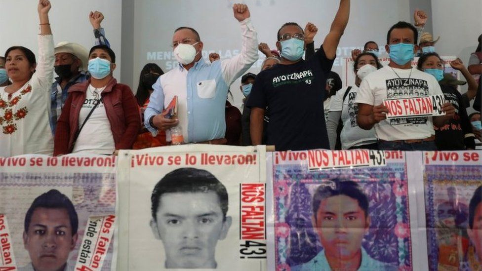 Родственники 43 пропавших без вести студентов педагогического колледжа Айотзинапа жестикулируют во время пресс-конференции, реагируя на отчет, представленный членами группы международных экспертов, в Мехико, Мексика, 29 марта 2022 г.