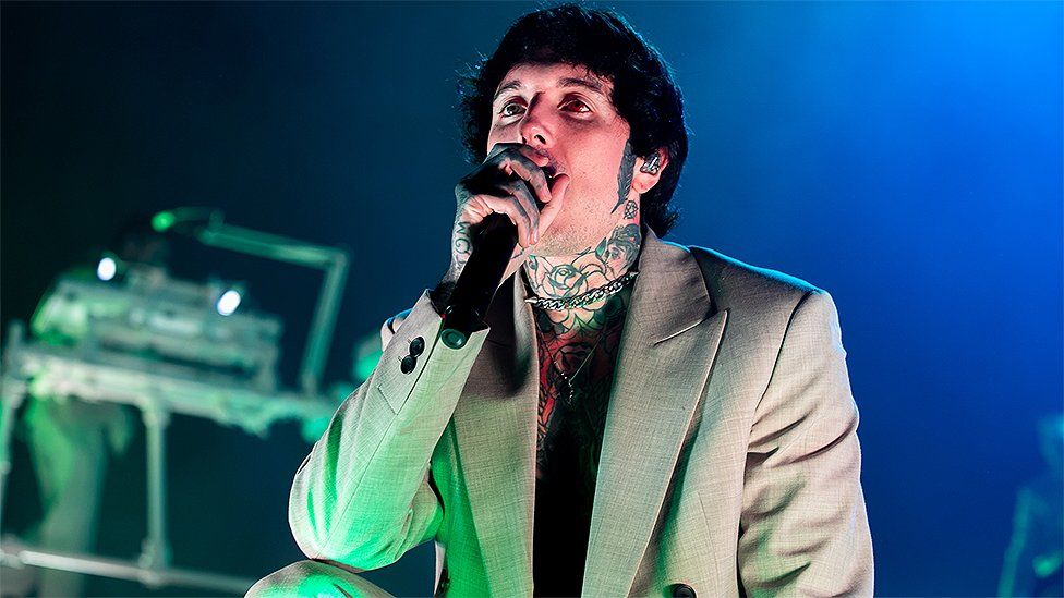 Oliver Sykes performing