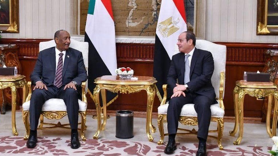 Президент Египта Абдель Фаттах аль-Сиси (справа) встречается с председателем Переходного совета по суверенитету Абдель Фаттахом аль-Бураном