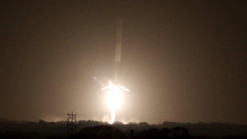 The first stage of the SpaceX Falcon 9 rocket returns to land at Cape Canaveral Air Force Station (21 December 2015)